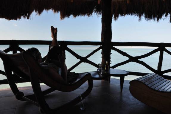 Relaxando, depois do almoço (ilha de Holbox, no norte do Yucatán, no México)